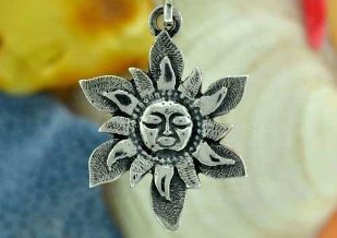Symbolem słońca jest mały amulet na szczęście