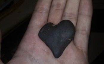 kamień w kształcie serca jako talizman szczęścia
