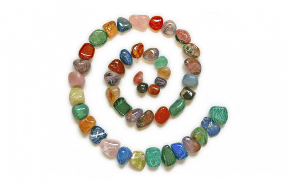 DIY amulet na szczęście z kolorowych kamieni