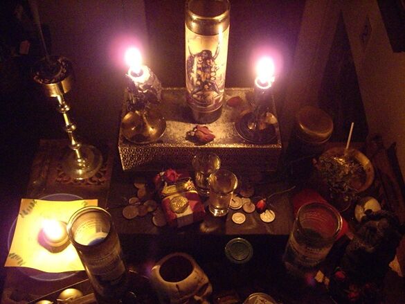 amulet płonącej świecy i monety na szczęście