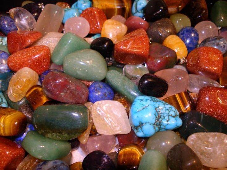 kolorowe kamienie jako talizmany szczęścia