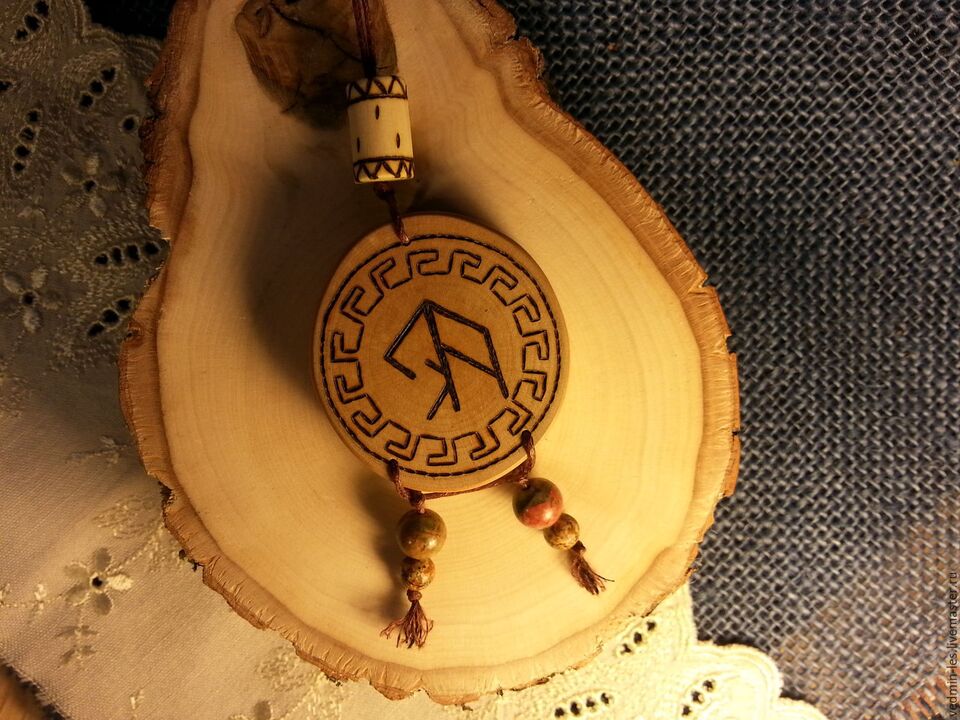 amulet z runą na szczęście zdjęcie 1