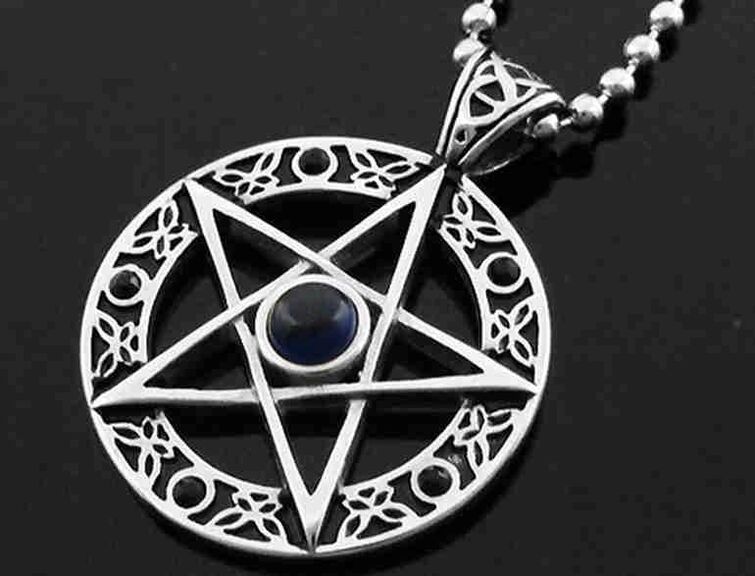magiczny wisiorek jako amulet szczęścia